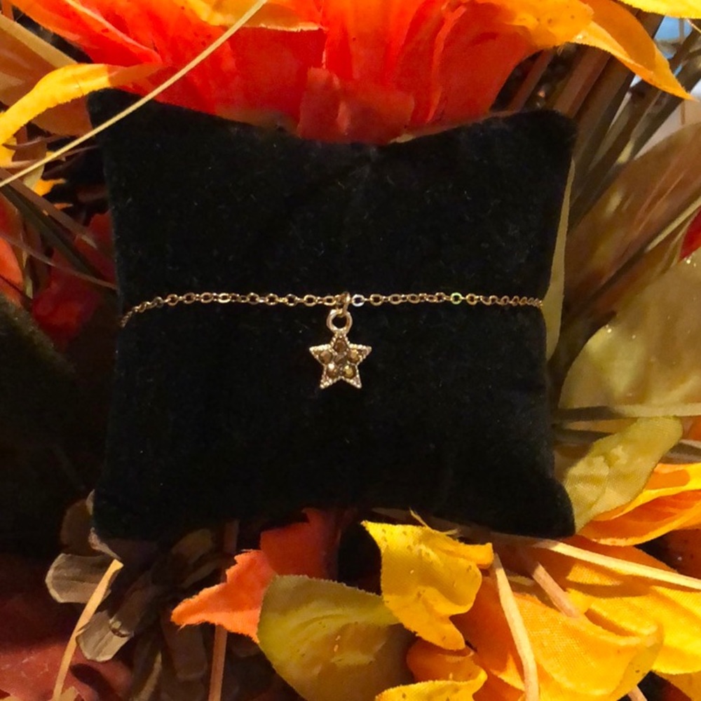 Gold Tone Dangling Star Bracelet